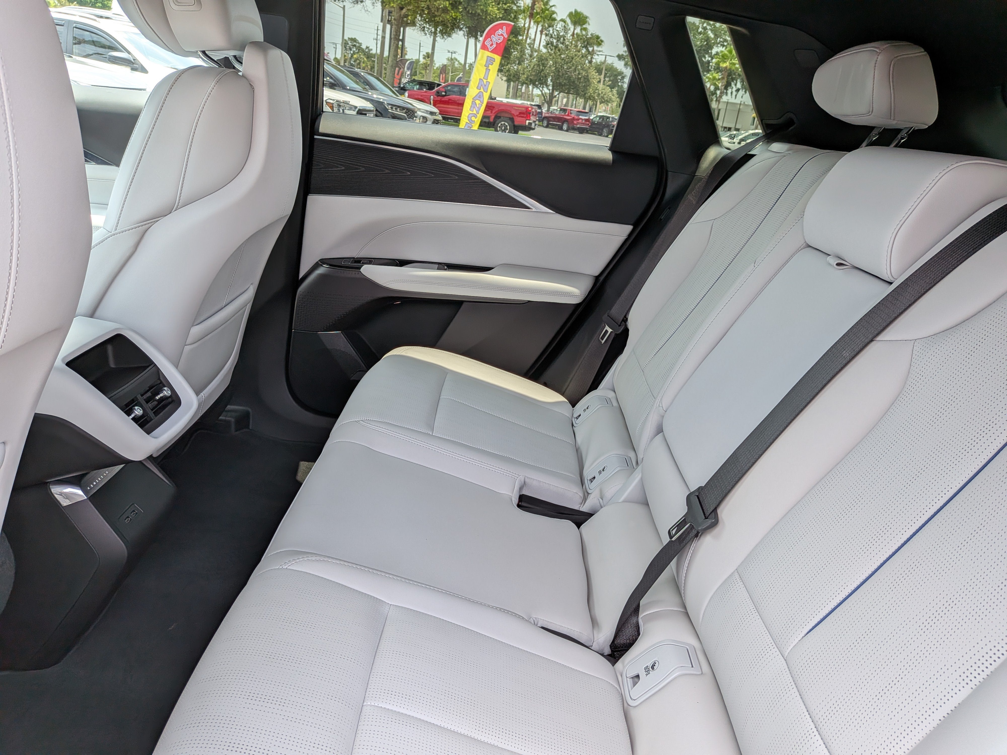 2024 Cadillac LYRIQ Luxury 1