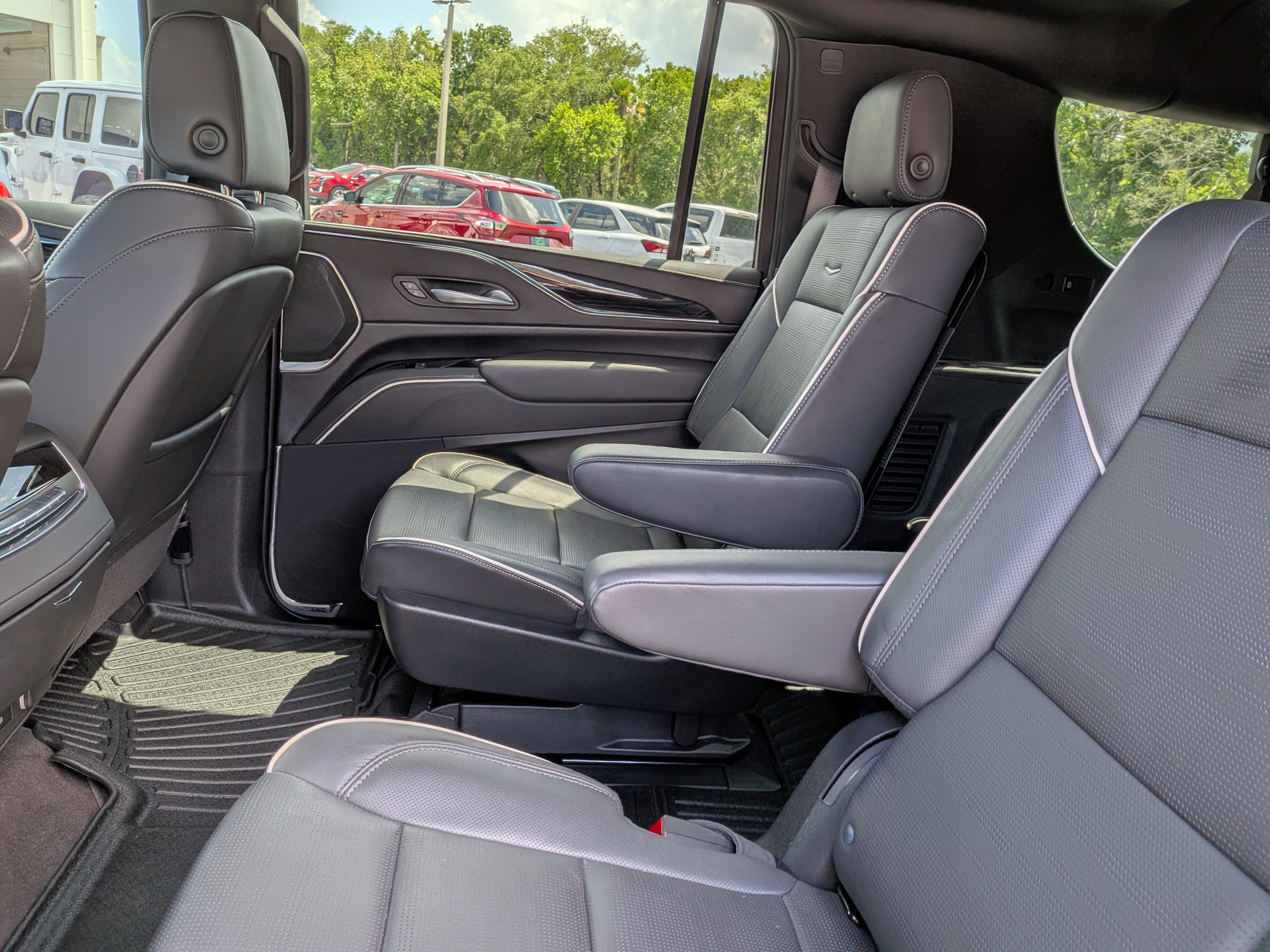 2024 Cadillac Escalade ESV Sport - Photo 17