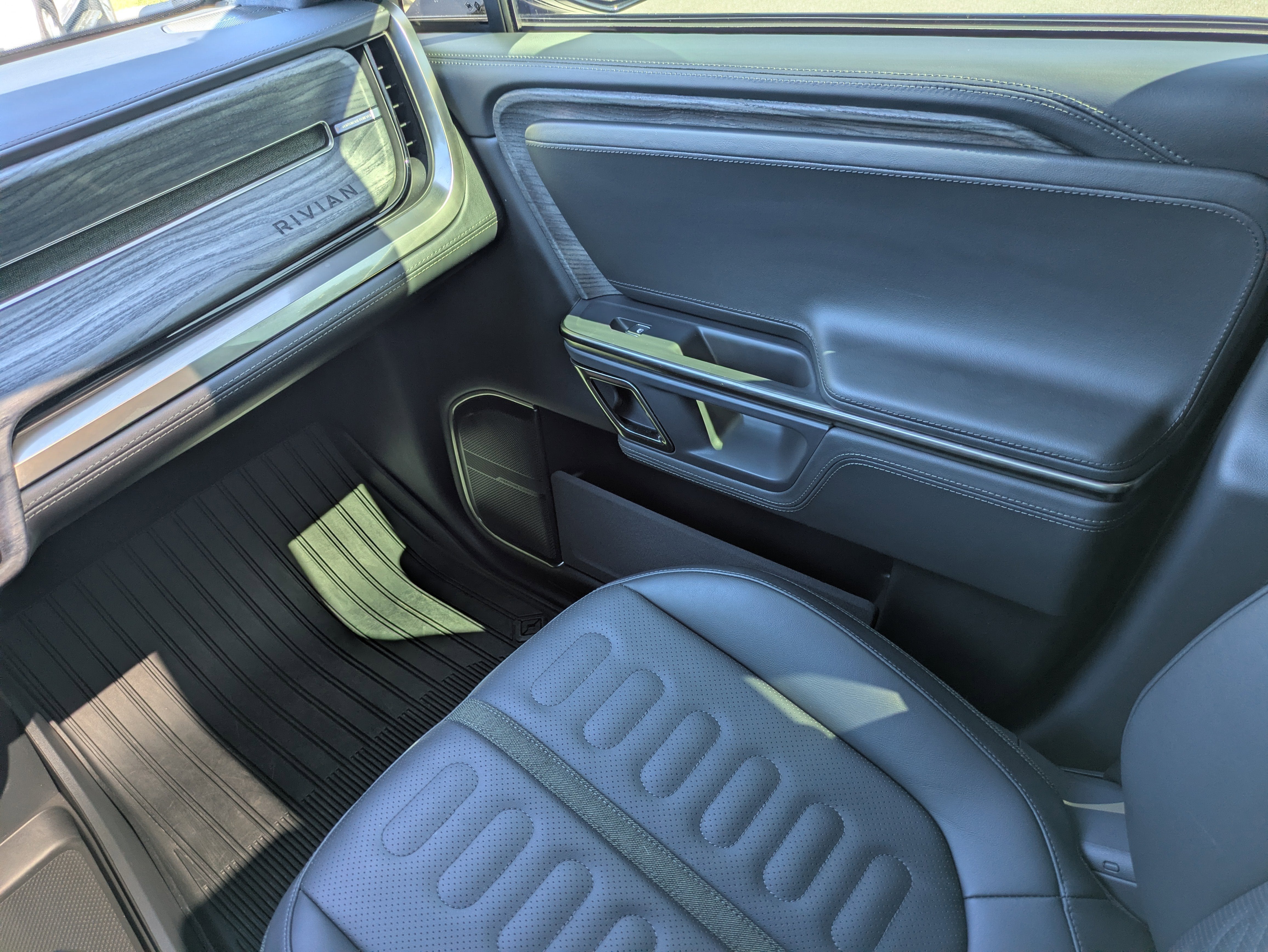 2022 RIVIAN R1T Adventure Package